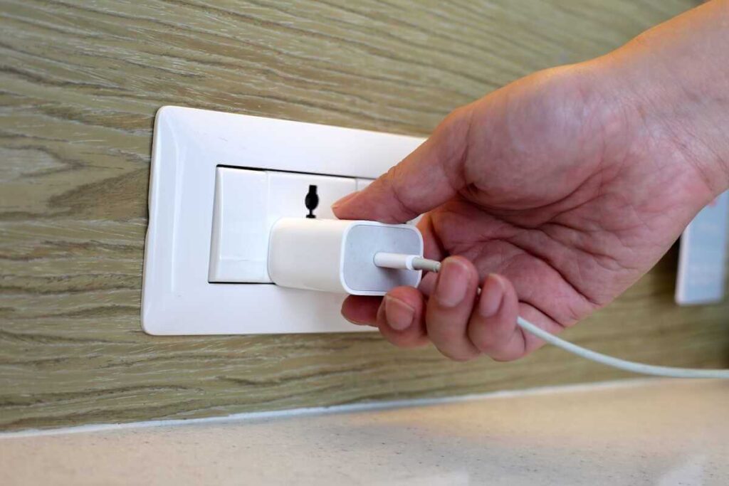 Elektros sąskaitos mažinimas įmanomas laiku ištraukiant nenaudojamus prietaisus iš lizdo.