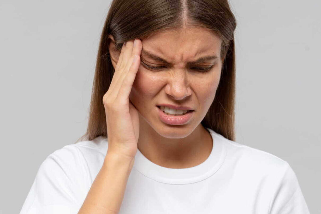 Galvos skausmas dešinėje pusėje dažnai pasižymi aštriu tvinkčiojimu smilkinyje, kurį lydi akivaizdi veido grimasa dėl patiriamo spaudimo.