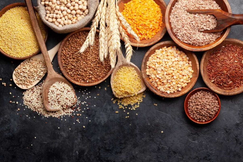 Maistas akims stiprinti apima įvairias kruopas ir ankštines daržoves, kurios praturtina organizmą vitaminais.