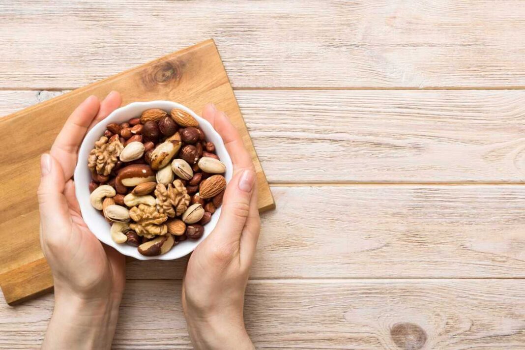 Maistas miegui yra neįsivaizduojamas be migdolų ir graikinių riešutų, kurie yra natūralūs melatonino šaltiniai.