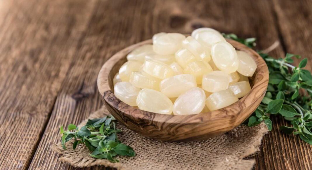 Pastilės gerklei gaminamos derinant natūralų bičių medų ir šviežią imbierą, siekiant sukurti stiprų raminantį poveikį.