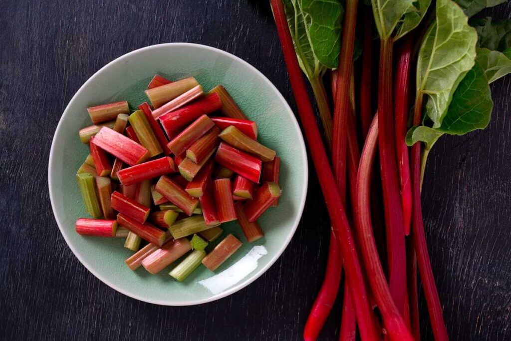 Sėkmingas rabarbarų auginimas suteikia galimybę mėgautis šviežiai pjaustytais sultingais stiebais, patiektais lėkštėje.