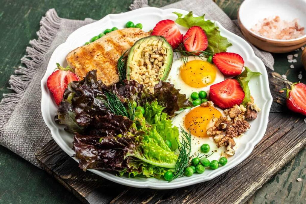 Sveikata ir mityba prasideda nuo spalvingos lėkštės, kurioje derinami baltymai, šviežios daržovės ir uogos, užtikrinantys organizmui reikalingas skaidulas.