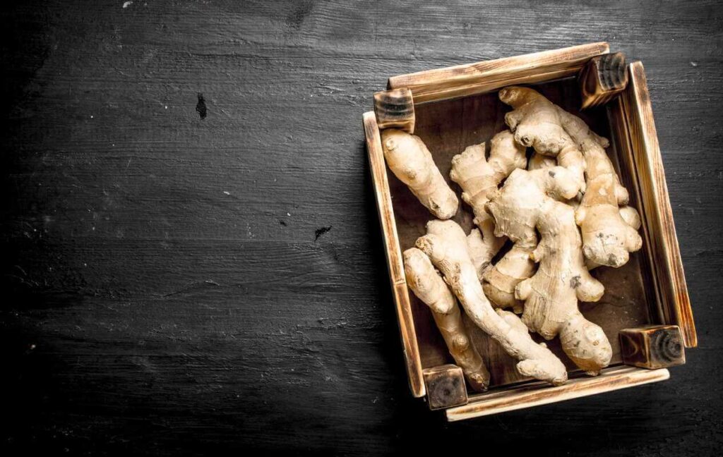 Tailando juodasis imbieras savo naudingomis savybėmis ir išvaizda artimas medinėje dėžutėje matomoms šaknims.