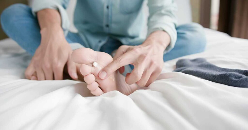 Tepalas nuo peršalimo tepamas ant pėdų padų ir užmaunamos kojinės, siekiant maksimaliai palengvinti kvėpavimą nakties metu.