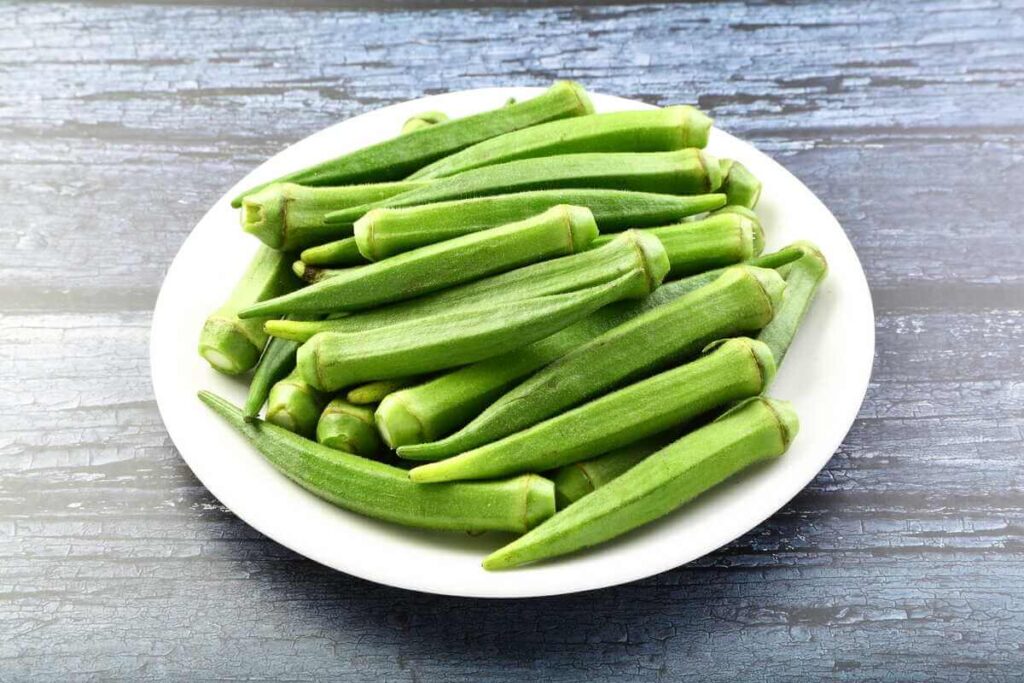 Valgomoji ybiškė gausiai sudėta į baltą lėkštę, demonstruojant sveiką ir gausų šviežiai nuskintą derlių.