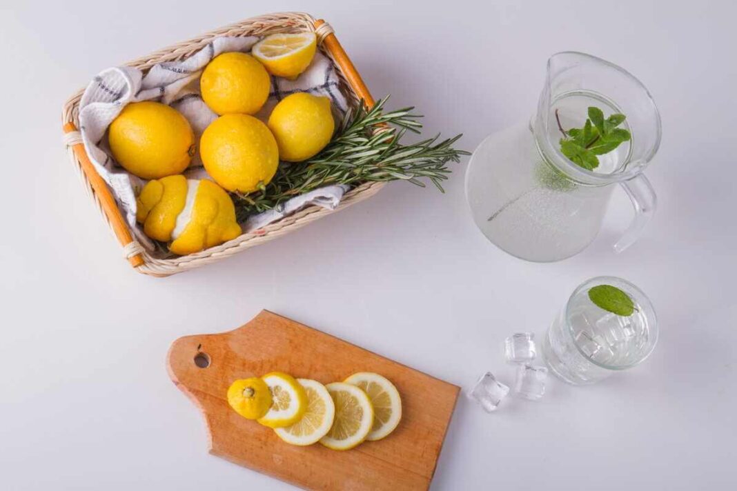 vanduo su citrina ryte 30 dienų eksperimentas citrinos griežinėliai ant lentelės ir stiklinė vandens su ledukais