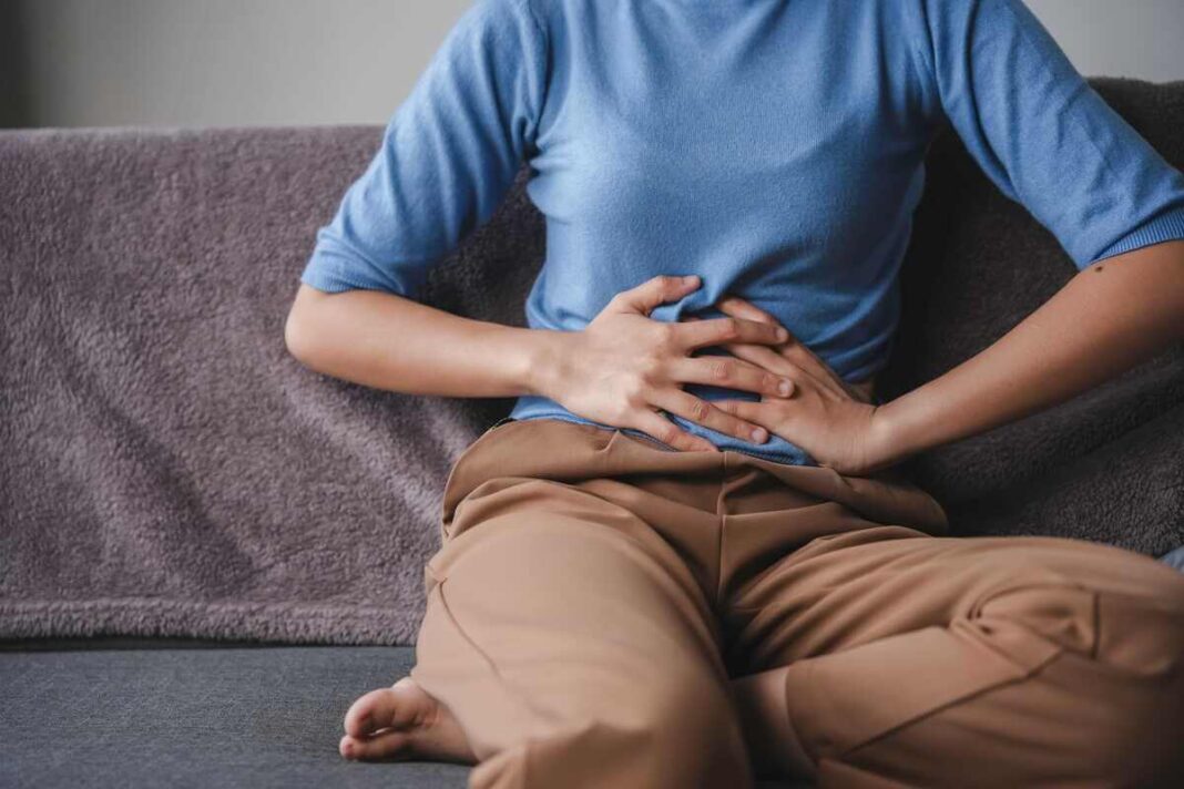 Virškinimo sutrikimai dažnai pasireiškia pilnumo ir tempimo pojūčiu, kurį lydi poreikis fiziškai prilaikyti skausmingą vietą.