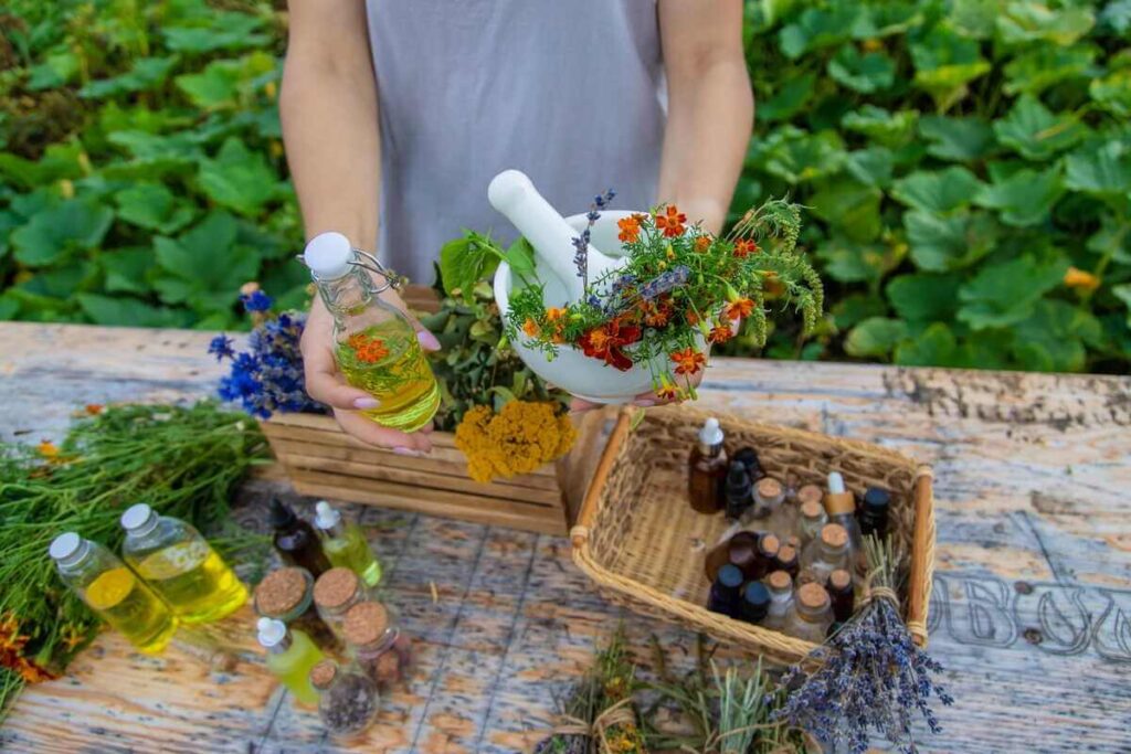 Žolės sąnariams yra kruopščiai atrenkamos ir ruošiamos grūstuvėje, siekiant išgauti vertingiausias augalų savybes.