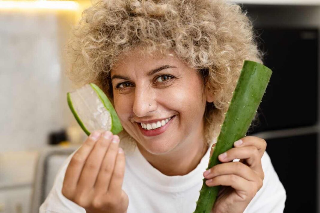 Alavijo vartojimas pradedamas nuo tinkamo augalo dalies paruošimo, moteris rodo skaidrų vidinį sluoksnį.