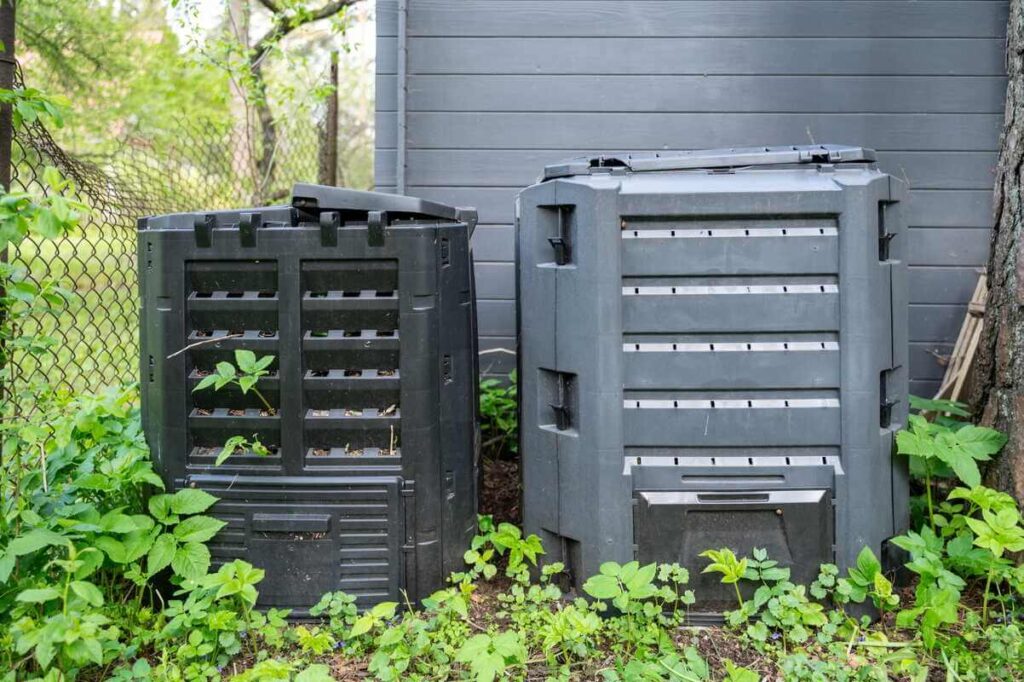 Komposto dėžė sode, skirta organinėms atliekoms perdirbti į trąšas.
