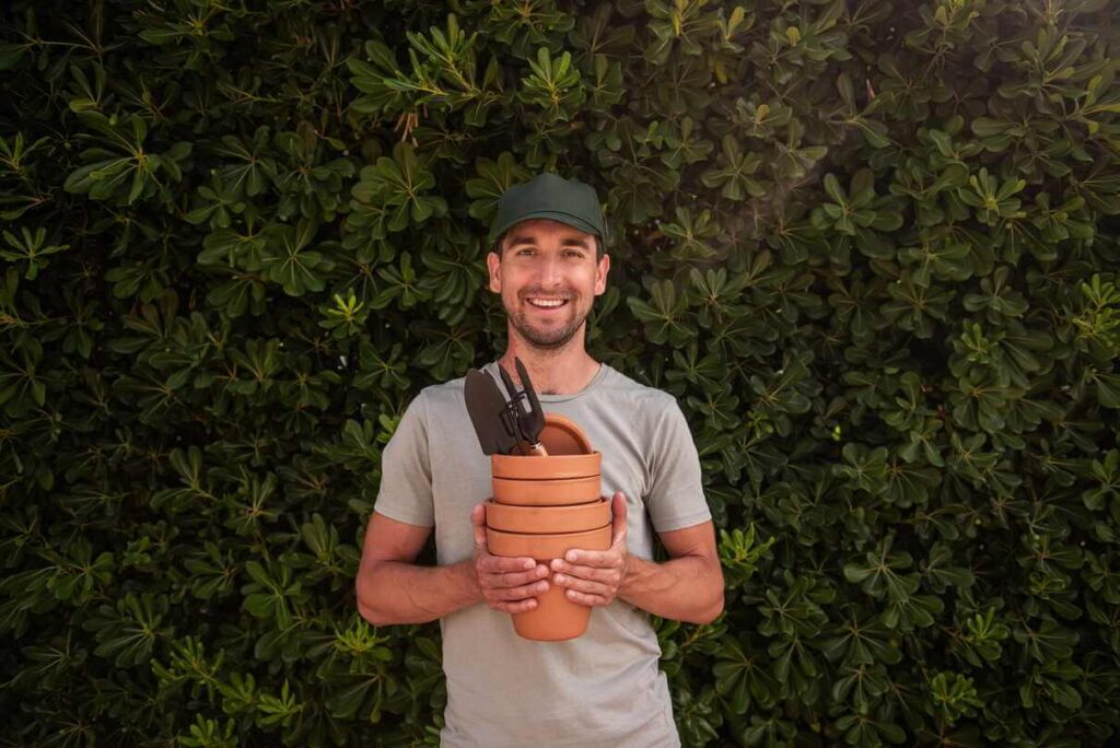 Molinių indų naudojimas ruošiantis augalų drėkinimui sode.