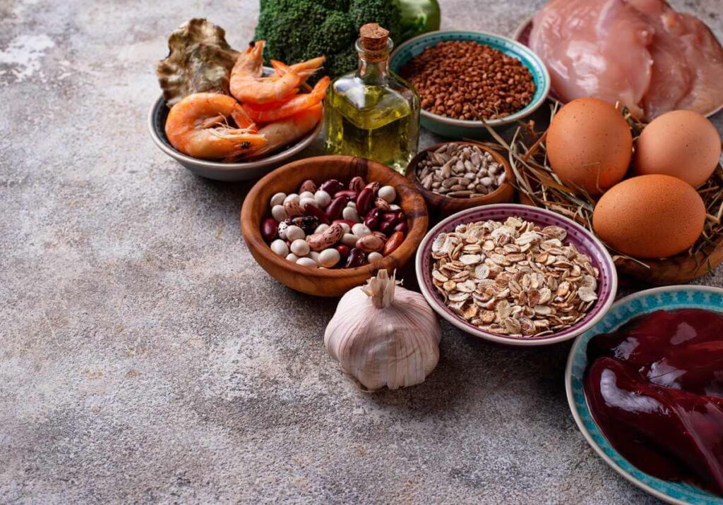 Organizmo stiprinimas užtikrinamas vartojant vertingus produktus, tokius kaip česnakas, kiaušiniai, kruopos ir jūros gėrybės.
