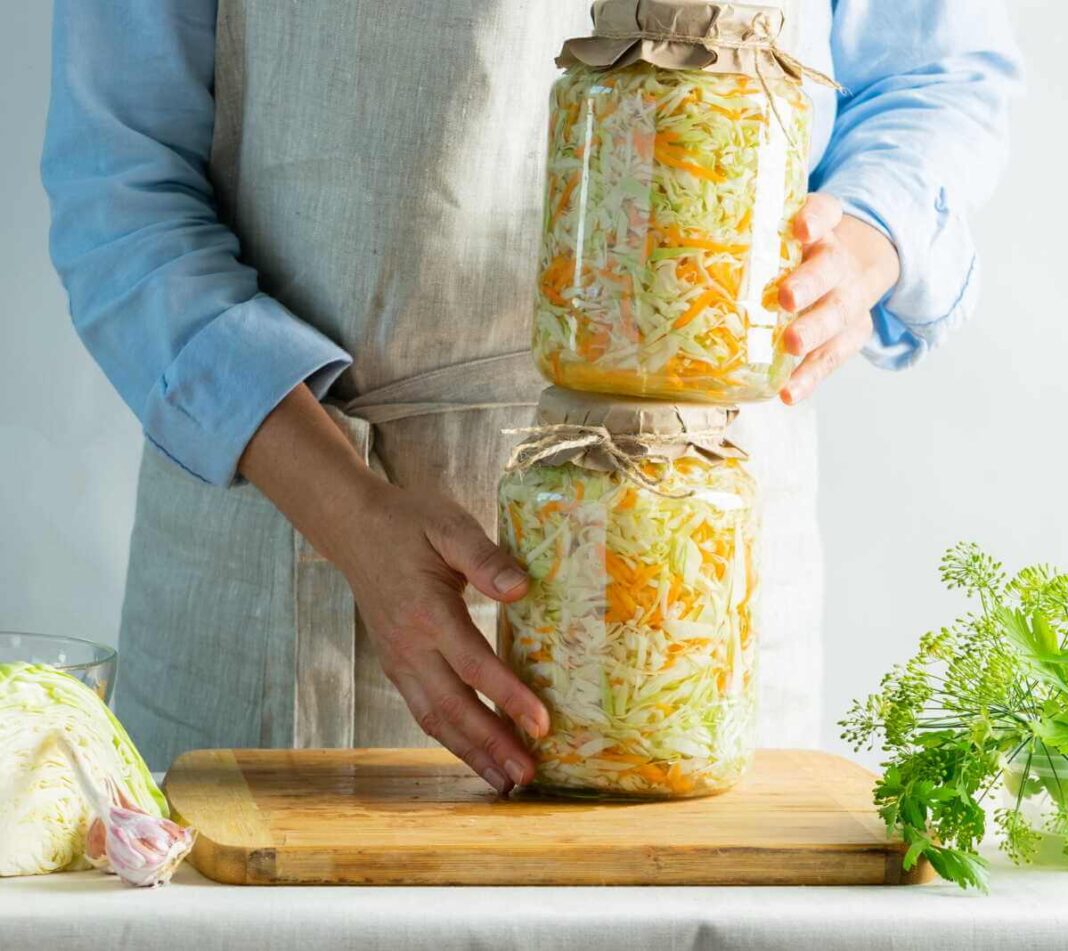 raugintų kopūstų nauda iliustruojama kartu su ryškiu sodo vaizdu.