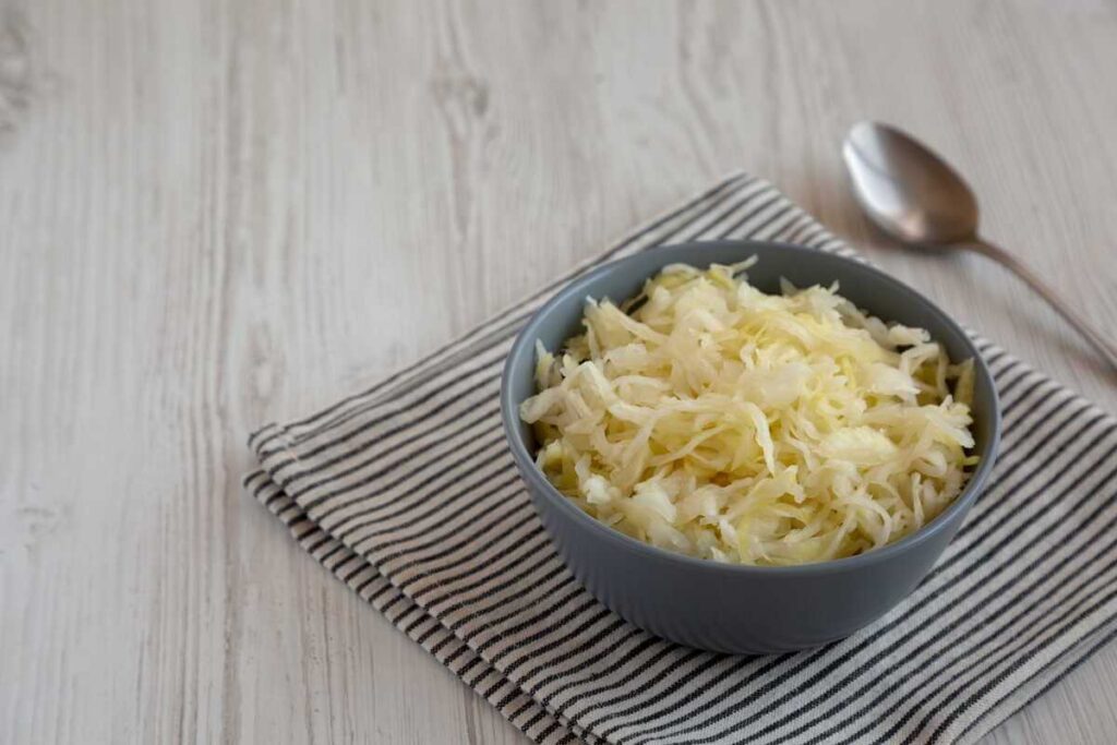 raugintų kopūstų nauda pabrėžiama kartu su melsvu gėlės žiedu.