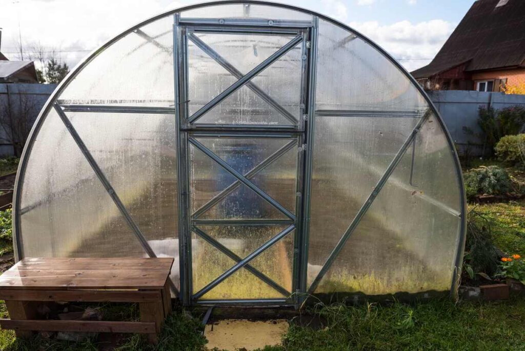 Šiltnamio paruošimas pavasarį prasideda nuo išorinės dangos apžiūros ir konstrukcijos sandarumo patikrinimo.