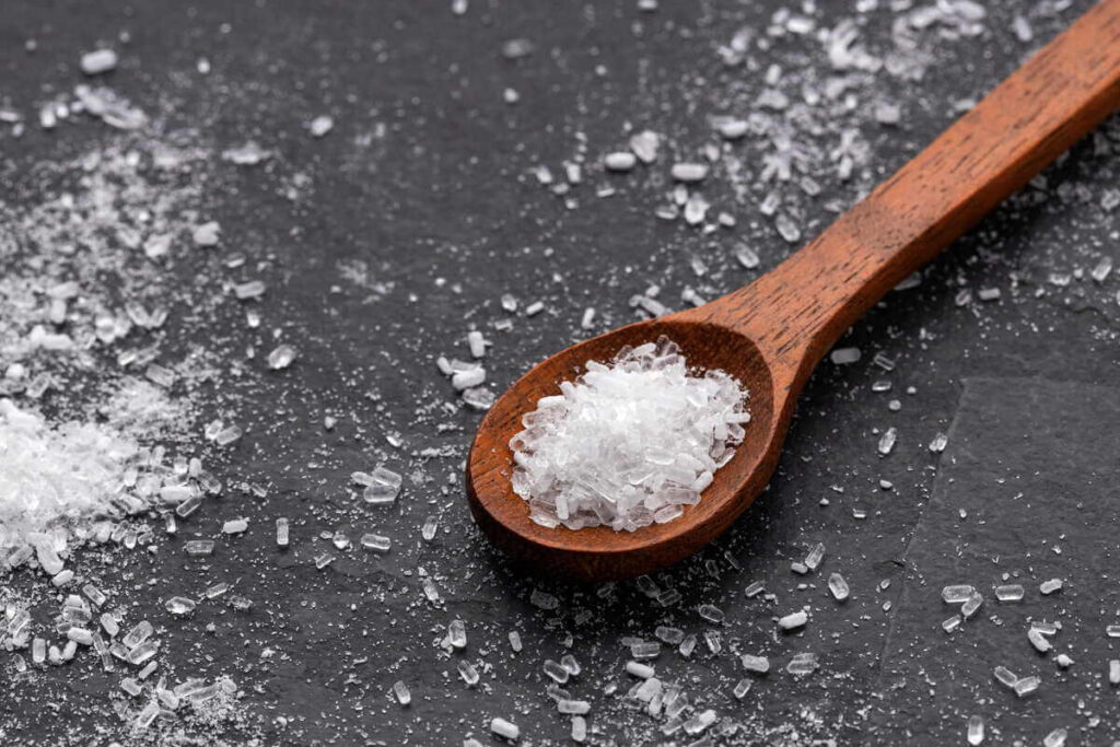 Sėklų dygimo skatinimas namuose naudojant Epsom druskos kristalus yra dažnas, bet moksliškai nepagrįstas metodas jauniems augalams auginti.