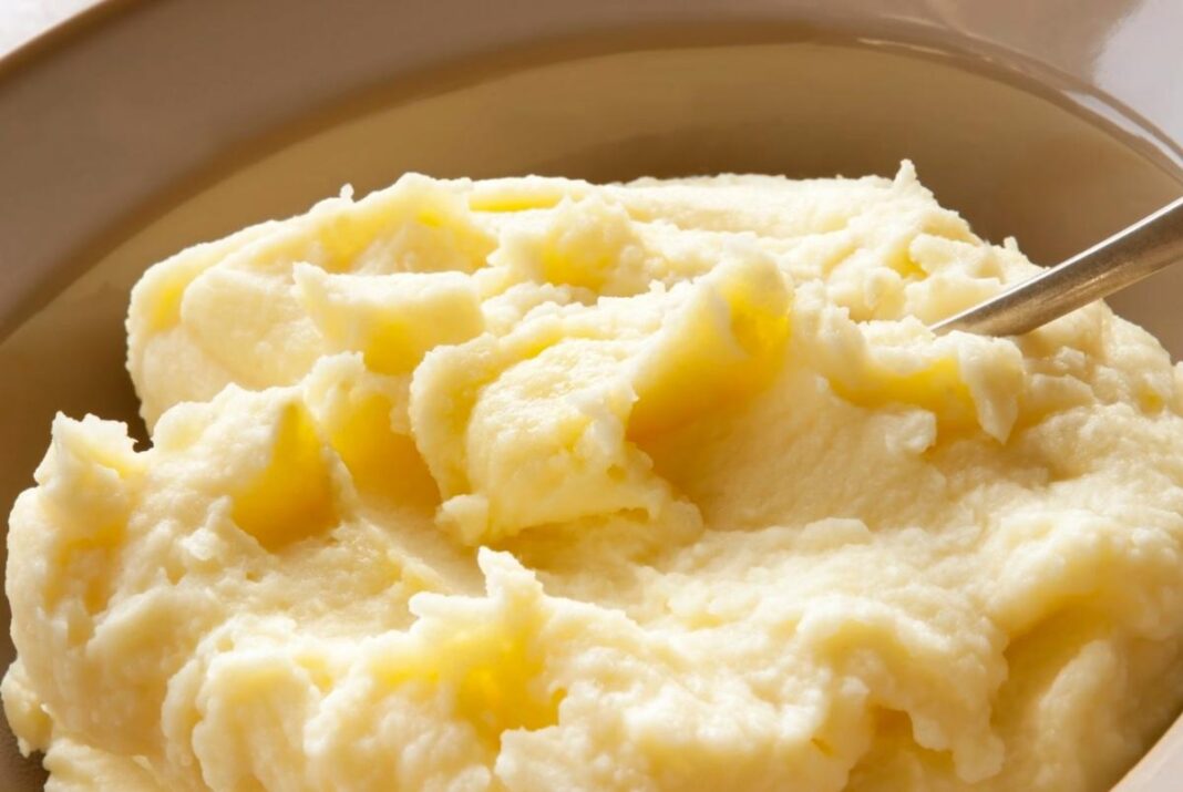 Dubenyje patiekta puri bulvių košė su šaukštu