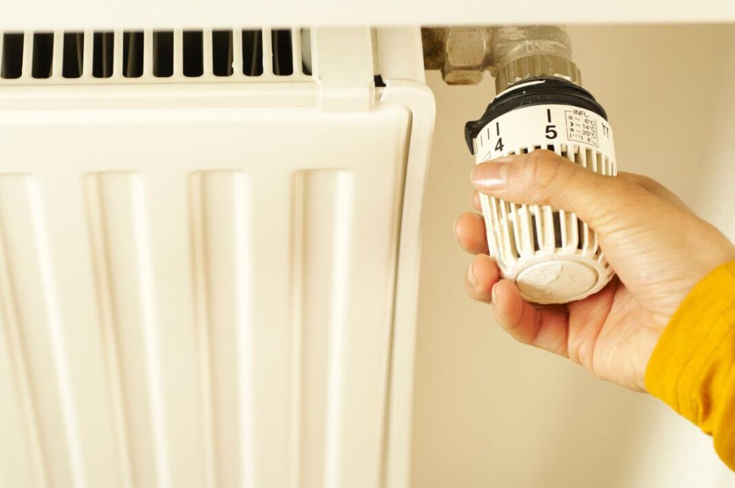 Ranka reguliuoja balto radiatoriaus termostatinį vožtuvą