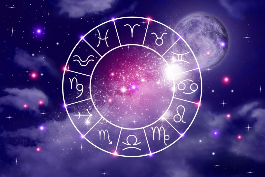 Švytintis zodiako ženklų ratas purpuriniame žvaigždėtame kosmoso fone