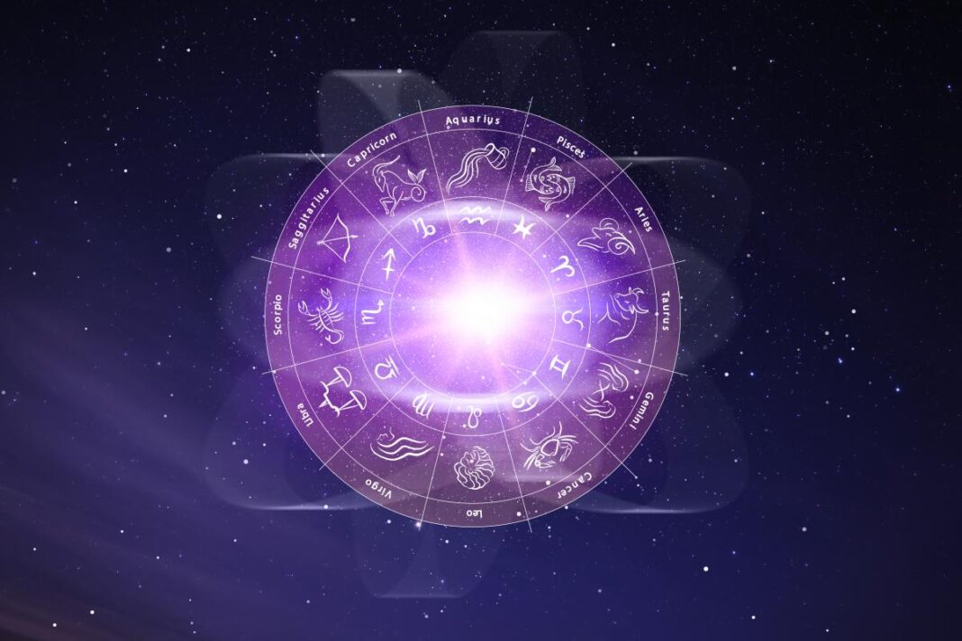 Švytintis zodiako ratas žvaigždėtame violetiniame kosmose